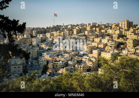 Vista sul vecchio Amman con una bandiera della Giordania Foto Stock