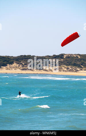 L'uomo facendo kitesurf Foto Stock