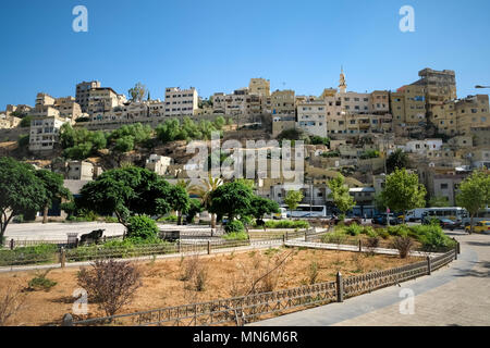 Vista sulla strada di Mango Omar Bin Al Khattab Street Foto Stock