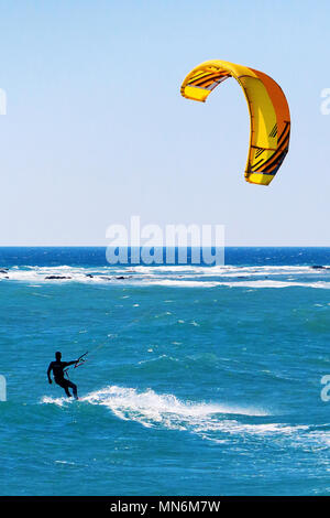 L'uomo facendo kitesurf Foto Stock