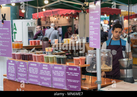SOUTHWARK, Londra-SETTEMBRE 7,2017: l uomo è la vendita di frullati freschi in stallo a Borough Market Il 7 settembre 2017 a Londra. Foto Stock