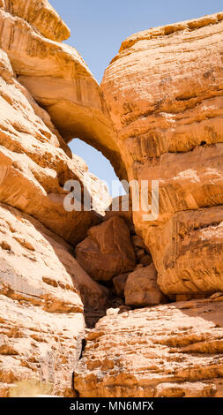 Il Wadi Rum è una spettacolare valle del deserto tagliato in arenaria e pietra di granito e ha portato la sua designazione come patrimonio mondiale UNESCO Questo meridionale area giordano è un telecomando e in gran parte inospitale landmark per liquidare la vita. Il solo abitanti permanenti sono diverse migliaia di beduini nomadi e gli abitanti del villaggio. Foto Stock