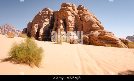 Il Wadi Rum è una spettacolare valle del deserto tagliato in arenaria e pietra di granito e ha portato la sua designazione come patrimonio mondiale UNESCO Questo meridionale area giordano è un telecomando e in gran parte inospitale landmark per liquidare la vita. Il solo abitanti permanenti sono diverse migliaia di beduini nomadi e gli abitanti del villaggio. Foto Stock