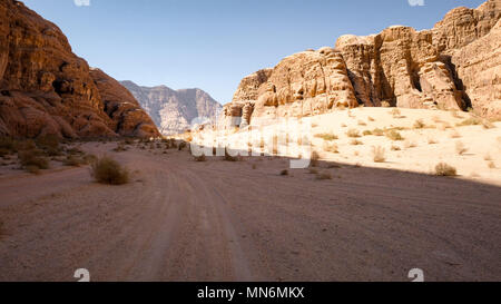 Il Wadi Rum è una spettacolare valle del deserto tagliato in arenaria e pietra di granito e ha portato la sua designazione come patrimonio mondiale UNESCO Questo meridionale area giordano è un telecomando e in gran parte inospitale landmark per liquidare la vita. Il solo abitanti permanenti sono diverse migliaia di beduini nomadi e gli abitanti del villaggio. Foto Stock