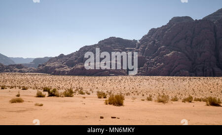 Il Wadi Rum è una spettacolare valle del deserto tagliato in arenaria e pietra di granito e ha portato la sua designazione come patrimonio mondiale UNESCO Questo meridionale area giordano è un telecomando e in gran parte inospitale landmark per liquidare la vita. Il solo abitanti permanenti sono diverse migliaia di beduini nomadi e gli abitanti del villaggio. Foto Stock