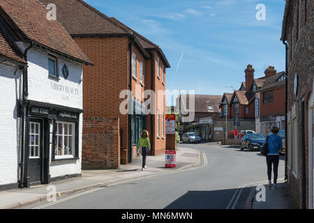 La High Street nel villaggio di Goring-on-Thames in Oxfordshire, Regno Unito Foto Stock