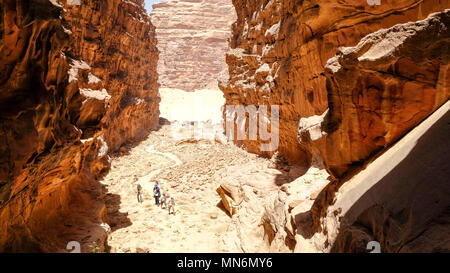 L'avventuriero turistico trekking in un canyon in un deserto Foto Stock