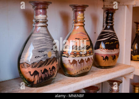 Sand art è la pratica di modellazione di sabbia in una forma artistica come una spazzolatura di sabbia, la scultura di sabbia, sandpainting, o bottiglie di sabbia Foto Stock