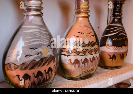 Sand art è la pratica di modellazione di sabbia in una forma artistica come una spazzolatura di sabbia, la scultura di sabbia, sandpainting, o bottiglie di sabbia Foto Stock