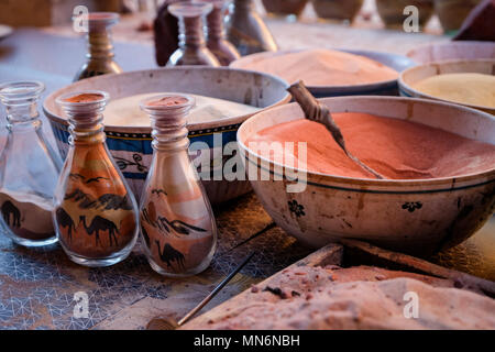 Sand art è la pratica di modellazione di sabbia in una forma artistica come una spazzolatura di sabbia, la scultura di sabbia, sandpainting, o bottiglie di sabbia Foto Stock