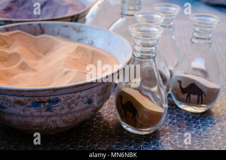 Sand art è la pratica di modellazione di sabbia in una forma artistica come una spazzolatura di sabbia, la scultura di sabbia, sandpainting, o bottiglie di sabbia Foto Stock