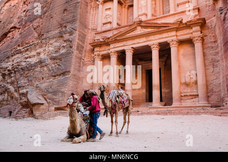 Bedouin e il cammello di fronte al tesoro (Al-Khazneh) in Petra Sito Patrimonio Mondiale dell'UNESCO per il trasporto di turisti da una estremità all'altra Foto Stock