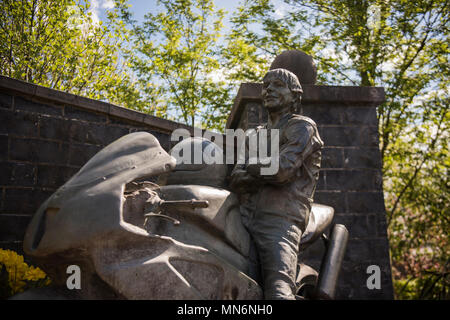 Statua di bronzo di Joey Dunlop seduto su una moto, a Joey Dunlop Memorial Garden, Ballymoney, Irlanda del Nord Foto Stock