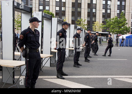 Mosca, Russia - 13 Maggio 2018: Sacharov prospettiva del. Politica dei rally per la connessione gratuita a Internet contro il blocco messenger telegramma. La polizia. Foto Stock