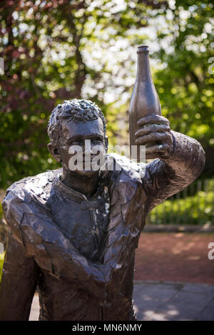 Statua di ricordare Robert Dunlop a Joey Dunlop Memorial Garden, Ballymoney, Irlanda del Nord Foto Stock