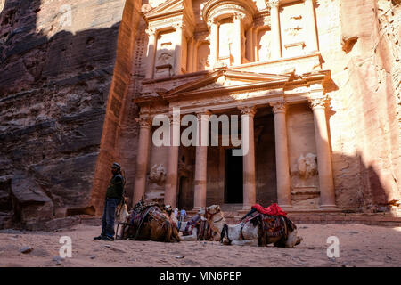 Bedouin e il cammello di fronte al tesoro (Al-Khazneh) in Petra Sito Patrimonio Mondiale dell'UNESCO per il trasporto di turisti da una estremità all'altra Foto Stock