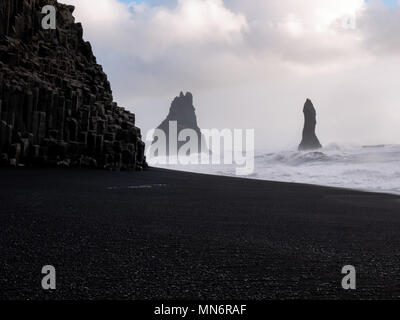 Reynisfjara,spiaggia di sabbia nera trovata sulla costa sud dell'Islanda, appena accanto al piccolo villaggio di pescatori di Vík í Mýrdal, Islanda Foto Stock