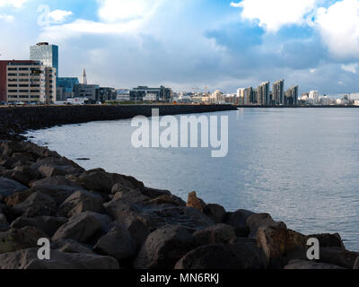 Vista della costa nella città di Reykjavik, Islanda Foto Stock