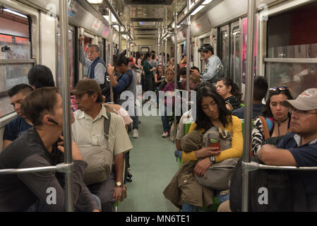 I passeggeri a bordo di una vettura della metropolitana di Città del Messico Foto Stock