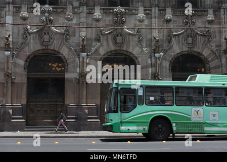 Un filobus corre attraverso Eje Central Lázaro Cárdenas in Messico centro storico della città Foto Stock