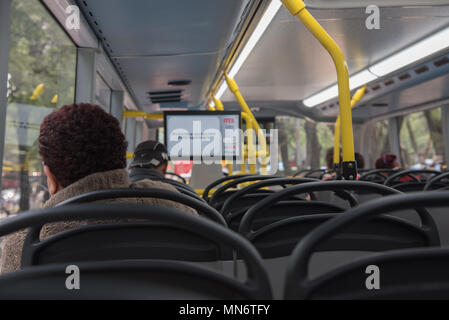 Donna su un Metrobús double-decker bus nella Città del Messico Foto Stock