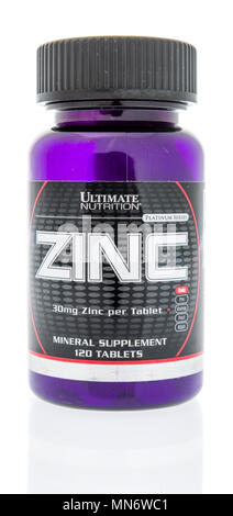 Winneconne, WI - 10 Maggio 2018: una bottiglia di Ultimate Nutrition supplemento di zinco su un sfondo isolato Foto Stock