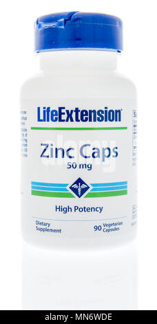 Winneconne, WI - 10 Maggio 2018: una bottiglia di estensione della vita supplemento di zinco su un sfondo isolato Foto Stock