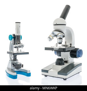 Una coppia di microscopi, con uno essendo un giocattolo e le altre essendo reale su un sfondo isolato Foto Stock