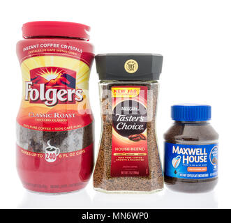 Winneconne, WI - 11 Maggio 2018: tre dei migliori la vendita di caffè istantaneo marche in America è Maxwell House, Folgers e Nescafe assaggiatori scelta su un Foto Stock