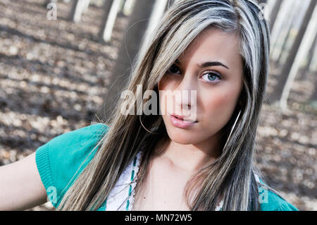 Bella ragazza bionda, vestito di verde, nel bosco in Fuente Vaqueros, Granada, Andalusia, Spagna Foto Stock