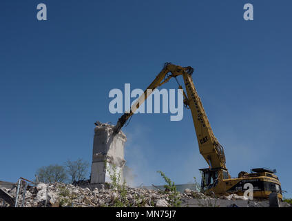 Demolizione controllata di edifici in cemento armato a più piani utilizzando Caterpillar Escavatore idraulico a portata elevata da 350L sul sito di demolizione di Bury regno unito Foto Stock