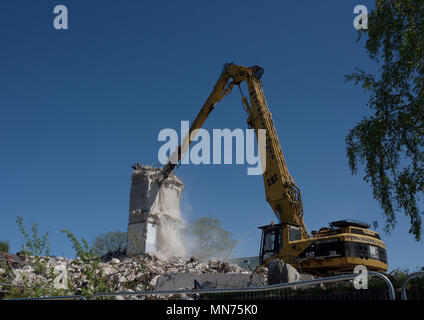 Demolizione controllata di edifici in cemento armato a più piani utilizzando Caterpillar Escavatore idraulico a portata elevata da 350L sul sito di demolizione di Bury regno unito Foto Stock