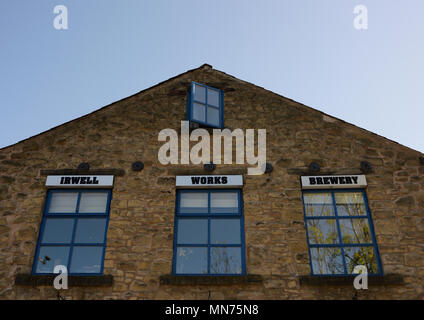 Irwell lavora birreria con tegola anteriore con quattro finestre in blu cornici in ramsbottom lancashire uk Foto Stock