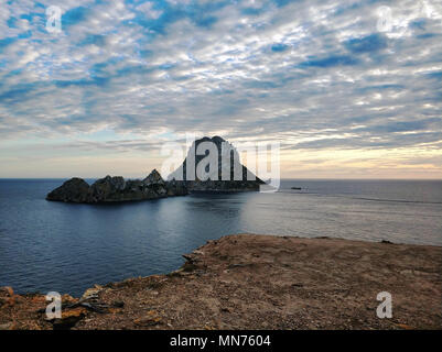 Vista pittoresca della misteriosa isola di Es Vedra al tramonto. Isola di Ibiza, Isole Baleari. Spagna Foto Stock