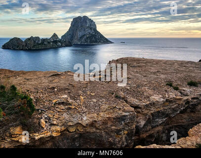 Vista pittoresca della misteriosa isola di Es Vedra al tramonto. Isola di Ibiza, Isole Baleari. Spagna Foto Stock