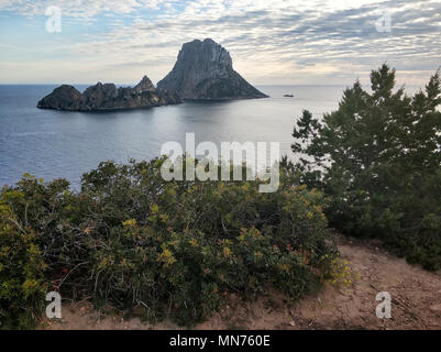 Vista pittoresca della misteriosa isola di Es Vedra al tramonto. Isola di Ibiza, Isole Baleari. Spagna Foto Stock