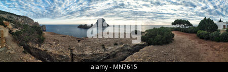 Vista panoramica della misteriosa isola di Es Vedra. Isola di Ibiza, Isole Baleari. Spagna Foto Stock