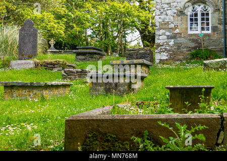 Un tranquillo tranquillo villaggio piccolo cimitero, grave yard o cimitero su una mattina di primavera. Foto Stock