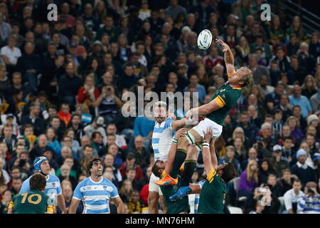 Schalk Burger vince il linnet sfera durante l'IRB RWC 2015 Ð Medaglia di Bronzo corrispondono 47, tra Argentina v Sud Africa presso la Queen Elizabeth Olympic Park. Londra, Inghilterra. Il 30 ottobre 2015 Foto Stock