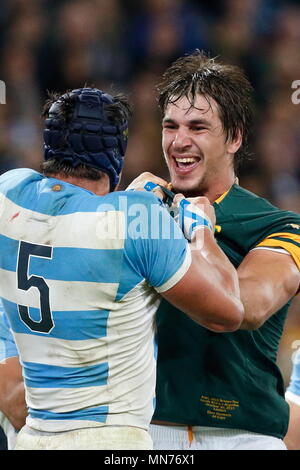 Sud Africa Eben Etzebeth viene surriscaldato con Argentina del Tomas Lavanini durante l'IRB RWC 2015 Medaglia di Bronzo corrispondono 47, tra Argentina v Sud Africa presso la Queen Elizabeth Olympic Park. Londra, Inghilterra. Il 30 ottobre 2015 Foto Stock