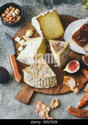 Assortimento di formaggi, fichi, miele, pane fresco e dadi Foto Stock