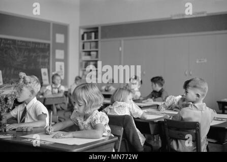 Bambini disegno alla scrivania in Aula, Greenhills, Ohio, Stati Uniti d'America, a Greenbelt comunità costruita da U.S. Dipartimento di Agricoltura come parte del Presidente Franklin Roosevelt New Deal, John Vachon PER GLI STATI UNITI Amministrazione di reinsediamento, Ottobre 1938 Foto Stock