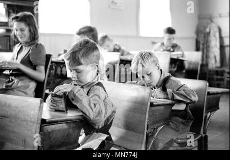 Gli studenti in auletta scuola rurale, Wisconsin, USA, John Vachon PER GLI STATI UNITI Amministrazione di reinsediamento, Settembre 1939 Foto Stock