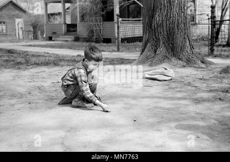 Ragazzo marmi di tiro, Woodbine, Iowa, USA, John Vachon per la Farm Security Administration, Maggio 1940 Foto Stock