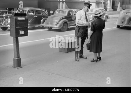 Donna che parla di un poliziotto, Chicago, Illinois, USA, John Vachon per la Farm Security Administration Luglio 1940 Foto Stock