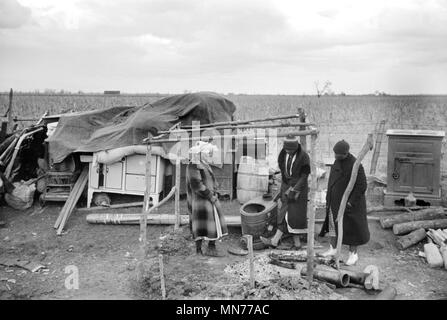 Mezzadri sfrattati lungo l'autostrada 60, New Madrid County, Missouri, Stati Uniti d'America, Arthur Rothstein per la Farm Security Administration, Gennaio 1939 Foto Stock
