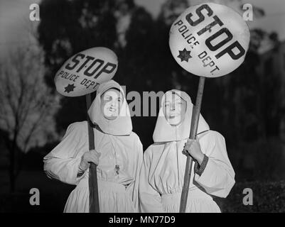 La sig.ra E.K. Sentenza Sabel e signora J.R. Harris, membri delle donne del traffico sicurezza Riserva, sul dovere di guardia di Attraversamento Scuola durante gli orari scolastici di Oakland, California, Stati Uniti d'America, Ann Rosener per ufficio di informazione di guerra, Febbraio 1943 Foto Stock