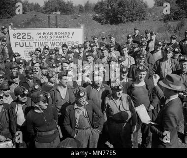 Miniera di antracite di lavoratori presso la guerra Bond Rally, Pennsylvania, USA, William Perlitch per ufficio di informazione di guerra, Ottobre 1942 Foto Stock