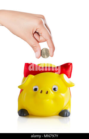 1 Donna inserimento di moneta in Piggybank risparmio di denaro il concetto di deposito Foto Stock