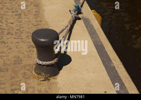 Mooring bollard su una riva di un fiume Foto Stock